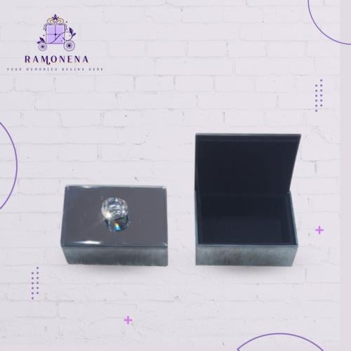 صندوق توزيعات مرايا مربع(حجم صغير )مبطن مخمل مناسب...