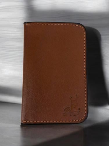 محفظة جواز سفر جلد طبيعي بتصميم سعودي أنيق – من BA...