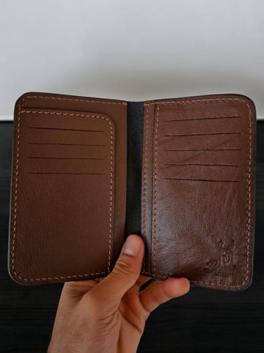 محفظة جواز سفر جلد طبيعي بتصميم سعودي أنيق – من BA...