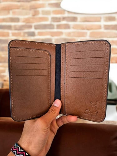 محفظة جواز سفر جلد طبيعي بتصميم سعودي أنيق – من BA...