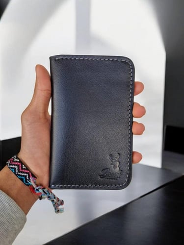 محفظة جواز سفر جلد طبيعي بتصميم سعودي أنيق – من BA...