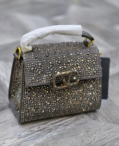 شنطة فاندورا العصرية