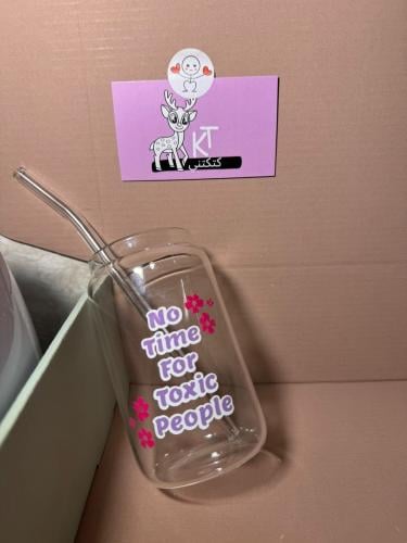 كوب زجاج ( لايوجد وقت للاشخاص السامين ) او بمعنئ ا...