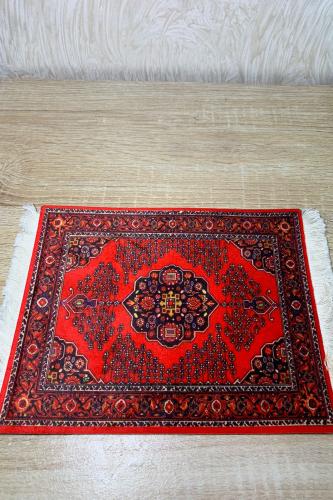 سجاد كوستر باللون العنابي