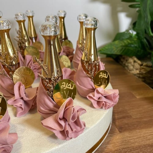 عطر توزيعات التخرج (24) حبات مع صينية التقديم باقي...