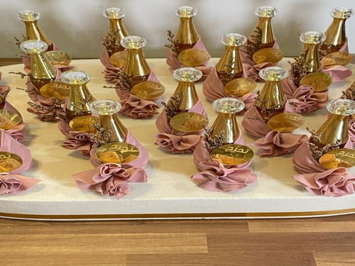 عطر توزيعات التخرج (24) حبات مع صينية التقديم باقي...