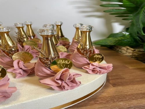 عطر توزيعات التخرج (24) حبات مع صينية التقديم باقي...