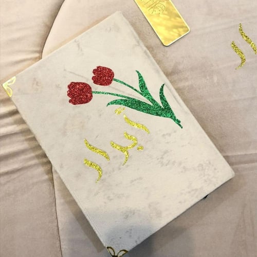 سجادة مخملي مع المصحف تصميم الورد الطبيعي