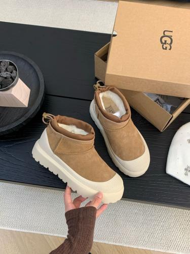 حذاء UGG
