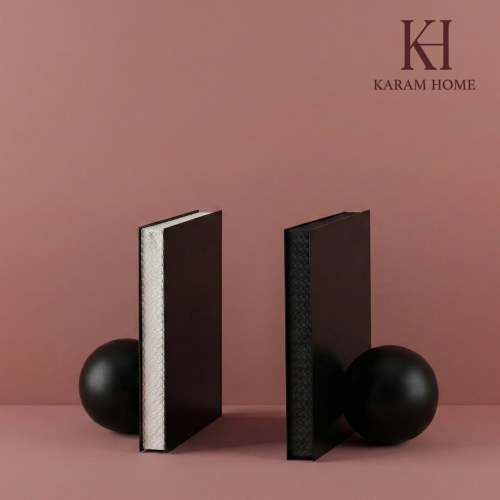 مسند كتب مزدوجة باللون الأبيض و الأسود