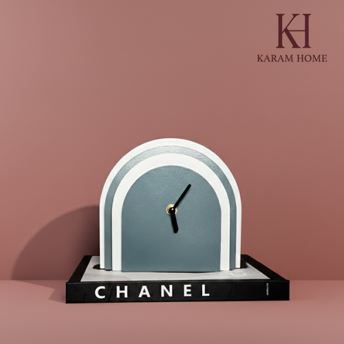 ساعة ديكور مصنوعة من الخشب باللون الأزرق