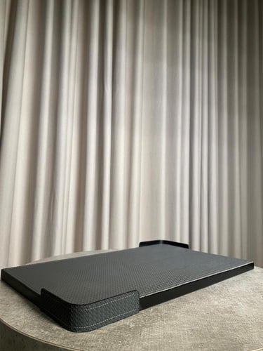 صينية تقديم جلد باللون الرصاصي الغامق