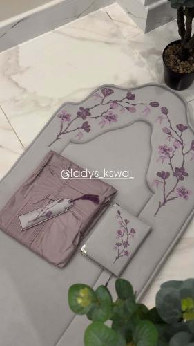 طقم الورود البنفسجي