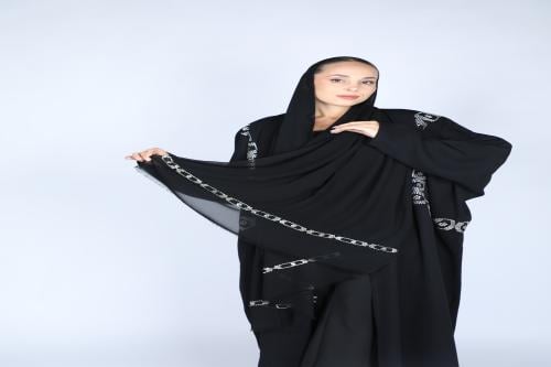 عباية سوداء بتصميم فاخر يجمع بين الأناقة الكلاسيكي...