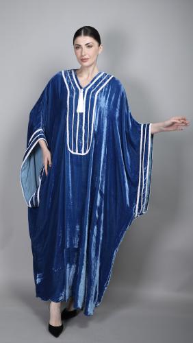 جلابيه مخمل أنيقه بقصه واسعه تتميز بتطريز طولي ناع...