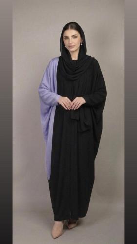 عباية أنيقة بتصميم عصري يجمع بين البساطة والتميز،...