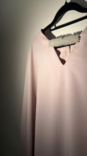 قطعه من الحرير لون light pink مع تفاصيل من الكرستا...