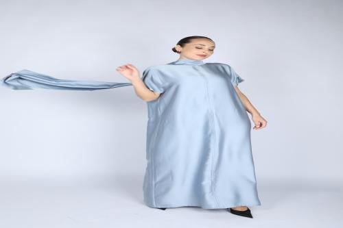 فستان ساتان بتصميم انسيابي أنيق يعكس الفخامة والبس...