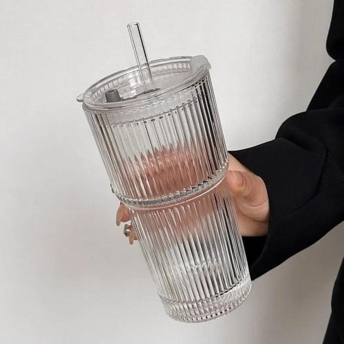 كوب زجاجي شفاف بغطاء وقشّة