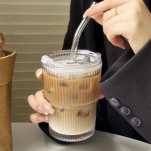 كوب زجاجي شفاف بغطاء وقشّة