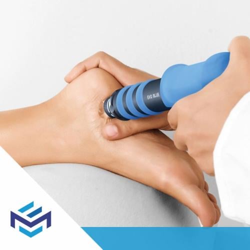 جلسة علاج طبيعي مع جهاز الموجات التصادمية