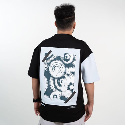 تي شيرت كاجوال رسمة في الظهر - أسود وأبيض