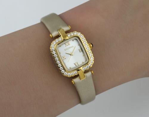 ساعه بروشا نسائي جلد ذهبي ذهبي