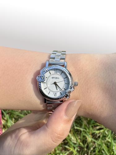 ساعة نسائي بروشا فضي مينا ابيض