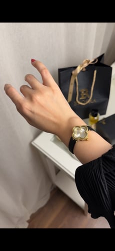 ساعه بروشا نسائي جلد اسود ذهبي