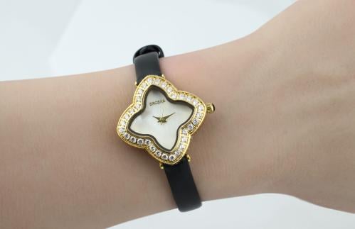 ساعة نسائي جلد اسود ذهبي