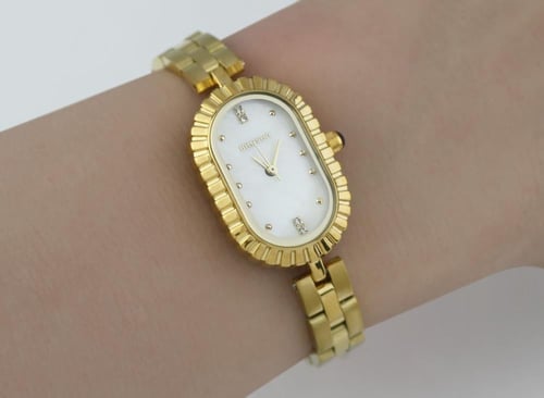 ساعه بروشا نسائي ذهبي مينا صدفي