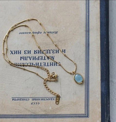 قلادة حجر الزبرجد ، مطلي ذهب