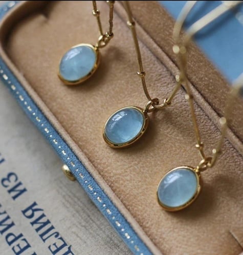 قلادة حجر الزبرجد ، مطلي ذهب