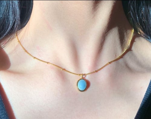 قلادة حجر الزبرجد ، مطلي ذهب