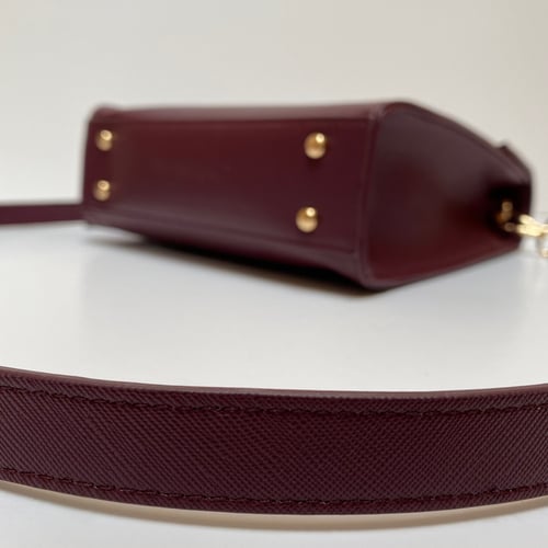 حقيبة (مرزم) باللون العنابي