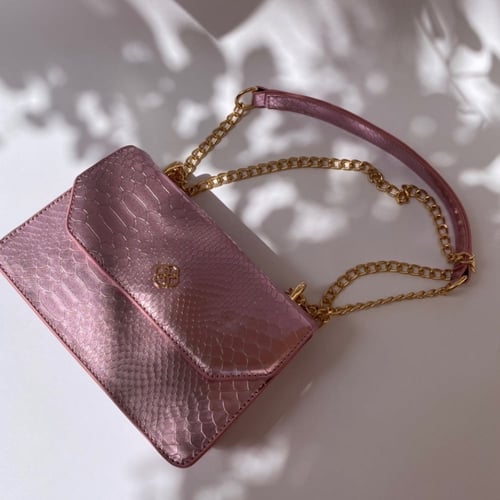 حقيبة (فرس) باللون الوردي اللامع