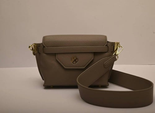 حقيبة (شُعرى) باللون البيج