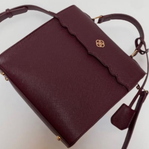 حقيبة (مرزم) باللون العنابي