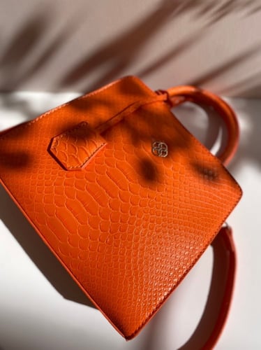 حقيبة ( قوس) باللون البرتقالي