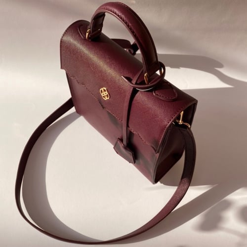 حقيبة (مرزم) باللون العنابي