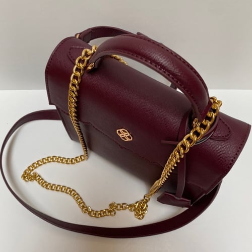 حقيبة (مرزم) باللون العنابي