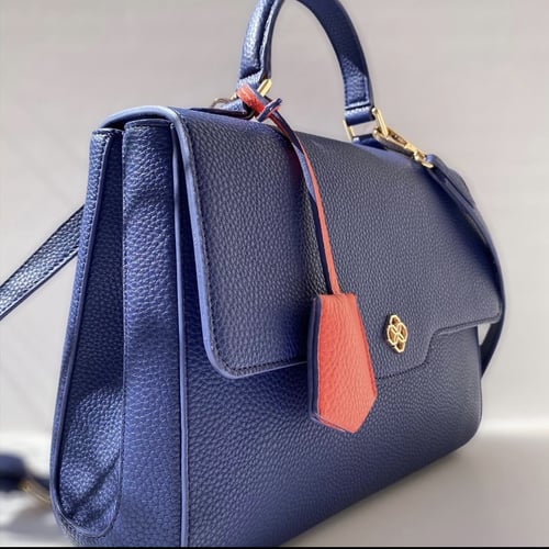 حقيبة ( ذات ) باللون الكحلي