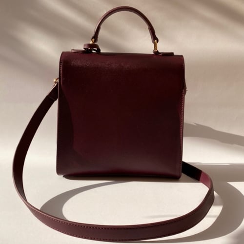 حقيبة (مرزم) باللون العنابي