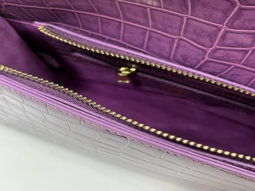 حقيبة (مرزم) باللون البنفسجي