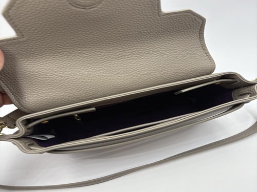 حقيبة (شُعرى) باللون البيج