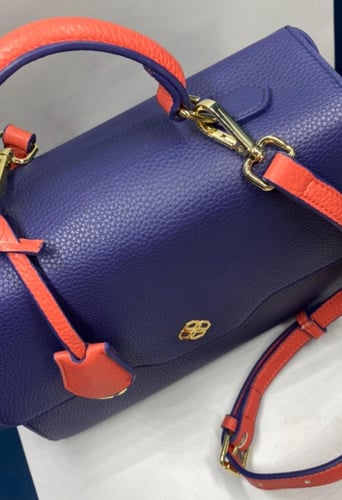 حقيبة ( ذات ) باللون الكحلي