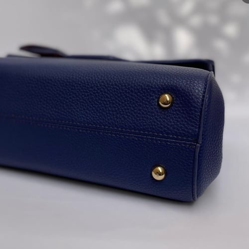 حقيبة ( ذات ) باللون الكحلي