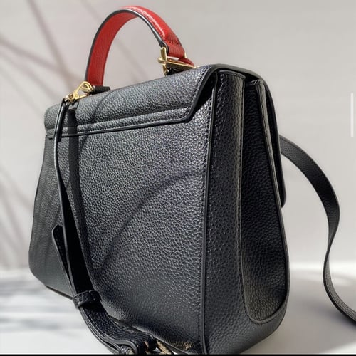 حقيبة ( ذات ) باللون الاسود