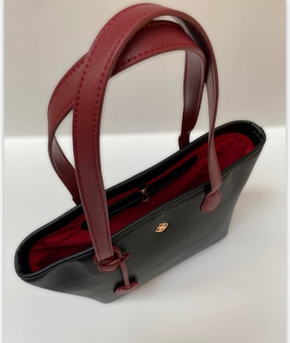 حقيبة ( زورق ) باللون الأسود