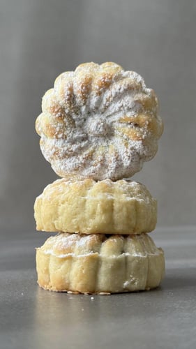 معمول الفستق بالسميد حجم كبير